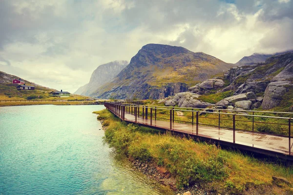 山に川に沿って金属経路 Trollstigen ノルウェーの荒らし — ストック写真