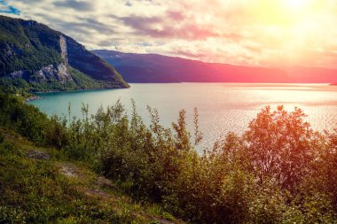 Günbatımı ışıkta fjord adlı görüntüleyin. İskandinavya yatay. Norveç'in Doğa