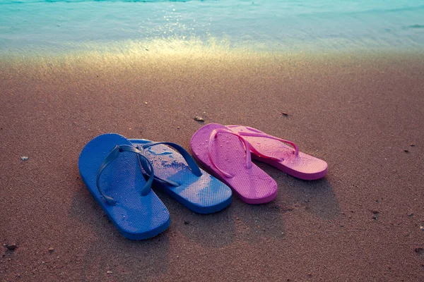 Romantische Strandscène Vrouwelijke Mannelijke Slippers Sandalen Het Strand Bij Zonsopgang — Stockfoto