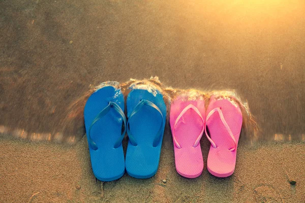 Romantische Strandscène Vrouwelijke Mannelijke Slippers Sandalen Het Strand Bij Zonsopgang — Stockfoto