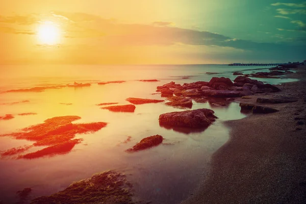 Manhã Cedo Nascer Sol Sobre Mar Costa Mar Rochosa — Fotografia de Stock