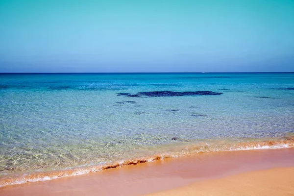 Mar Com Uma Praia Areia Dia Ensolarado — Fotografia de Stock