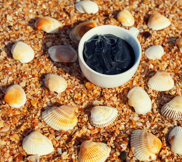 Dead Sea Çamur Bir Fincan Kabuk Ile Sahilde Spa Tedavileri — Stok fotoğraf