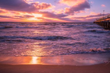 Denizin üzerinde gün batımı