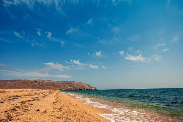 Praia Deserta Selvagem Com Céu Nublado — Fotografia de Stock