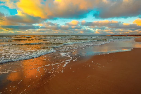 Morze Pochmurnego Nieba Wieczoru Zachodzie Słońca — Zdjęcie stockowe