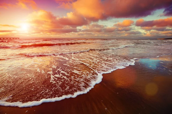 Закат Над Морем Приближающимися Волнами — стоковое фото