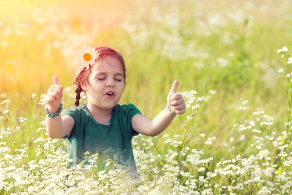 愉快的唱歌小女孩与拇指在花草甸 — 图库照片