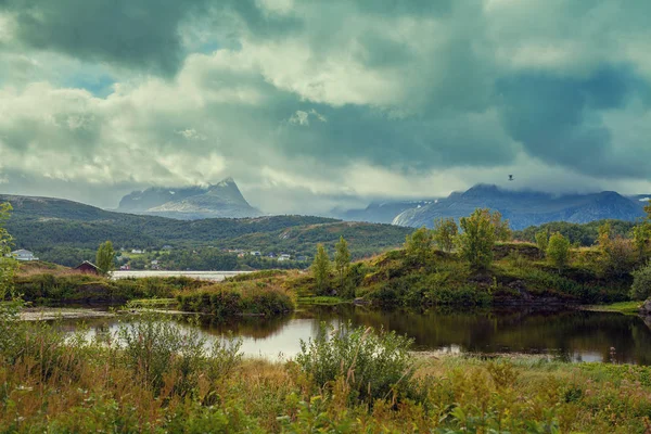 雨の日の山川のある風景します ノルウェーの美しい自然 — ストック写真