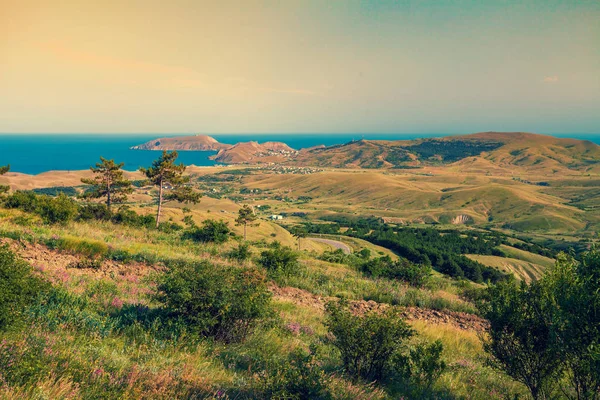 海と美しい山の風景 — ストック写真