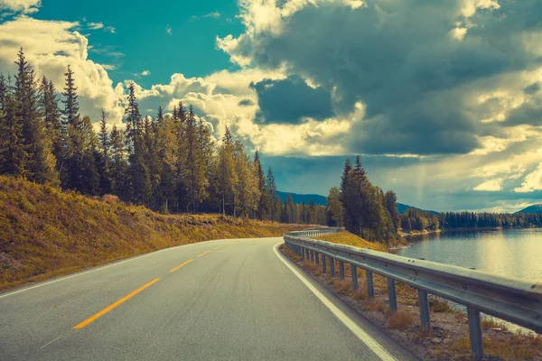 Conduzir Carro Estrada Montanha Longo Fiorde Natureza Noruega — Fotografia de Stock