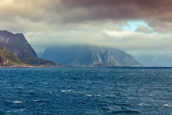 Rocky Lofoten Öarna Havsstranden Med Dramatisk Himmel — Stockfoto