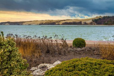 Vahşi beach, güzel doğası. Parnidis dune Güz, Neringa, Litvanya üzerinde bulutlu mavi gökyüzü