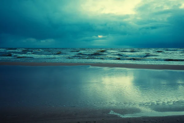 Ранним Утром Рассвет Над Морем Облачным Небом Бурная Погода Волны — стоковое фото