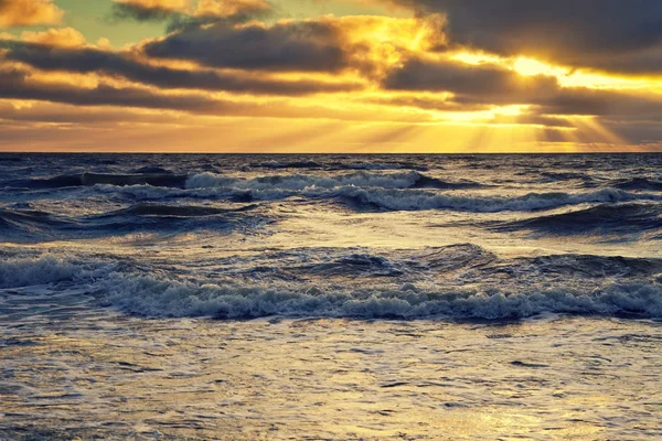 Brzy Ráno Východ Slunce Nad Mořem Dramatickým Zamračená Obloha Bouřlivé — Stock fotografie