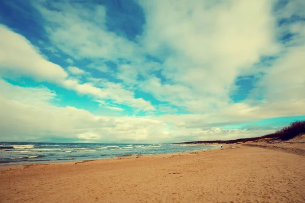 Морський Берег Безлюдний Пляж Морський Пейзаж Блакитним Океаном Красивим Хмарним — стокове фото