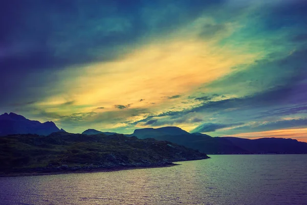 夕方サンセット岩場の海岸でフィヨルド カラフルな夕焼け空と岩のシルエット レーヌ ノルウェー ロフォーテン諸島 — ストック写真