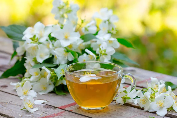 Yeşil çay ile Yasemin masaya çiçek grunge ahşap açık havada