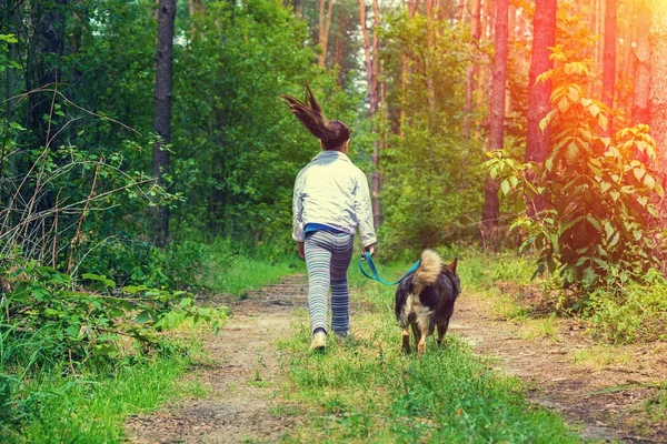 Niña Feliz Con Perro Una Correa Corriendo Camino Tierra Bosque —  Fotos de Stock