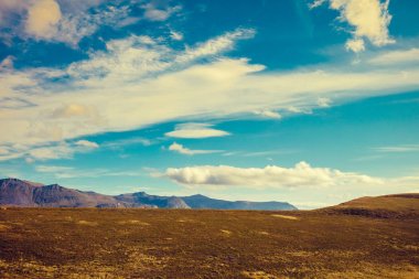 Dağ manzarası ile mavi bulutlu gökyüzü. Güzel doğa Norveç lapland. Kutup dairesi, Nordkapp
