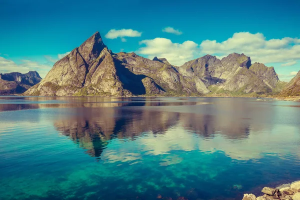 Vackra Fjorden Lofoten Vacker Natur Med Blå Himmel Reflektion Vatten — Stockfoto