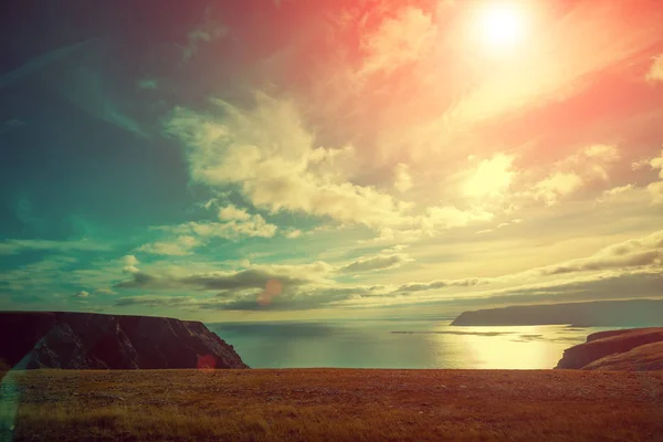 Uitzicht Fjord Rotsachtige Kust Met Blauwe Bewolkte Hemel Prachtige Natuur — Stockfoto