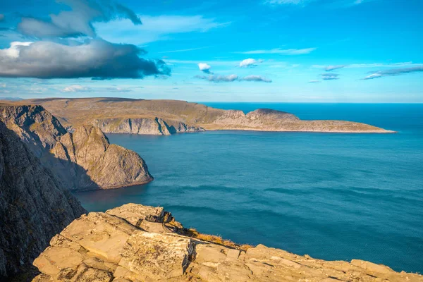 Pohled Fjord Skalnaté Pobřeží Modrou Oblohou Krásná Příroda Norska Arctic — Stock fotografie