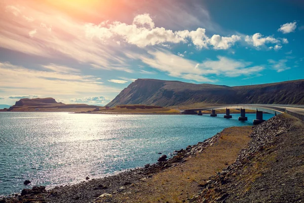 Vista Panorâmica Fiorde Com Ponte Bela Natureza Noruega Baía Árctico — Fotografia de Stock