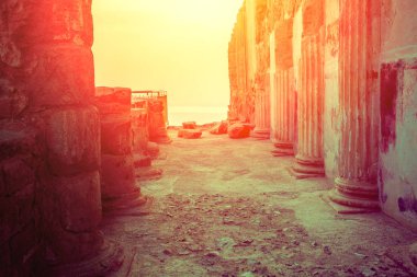 Terk edilmiş bir yer. Gün batımında palace Kral Herod'un Masada kalıntıları. İsrail.
