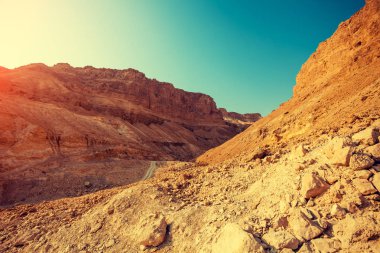 Mavi gökyüzü ile dağ manzarası. Judaean çöl, Masada, İsrail