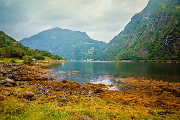 Uitzicht Fjord Rotsachtige Kust Met Blauwe Bewolkte Hemel Prachtige Natuur — Stockfoto
