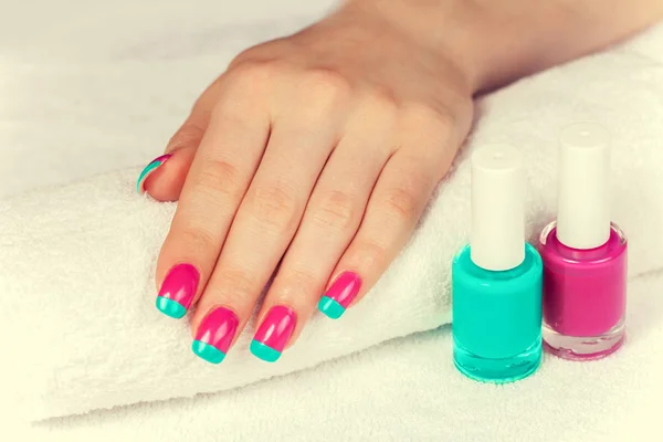 Mooie Vrouwelijke Hand Met Bicolor Manicure Manicure Salon — Stockfoto