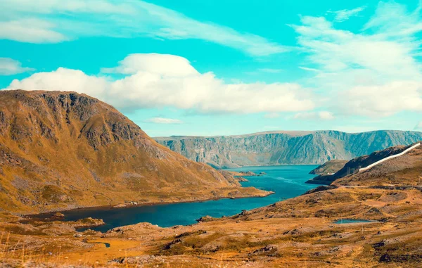 Kilátás Nyílik Fjordra Sziklás Tenger Partján Kék Felhős Gyönyörű Természet — Stock Fotó