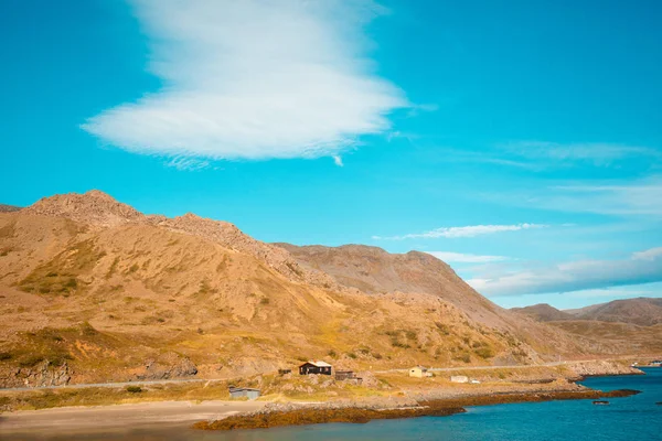 Pohled Fjord Skalnaté Pobřeží Modrou Oblohou Krásná Příroda Norska Arctic — Stock fotografie