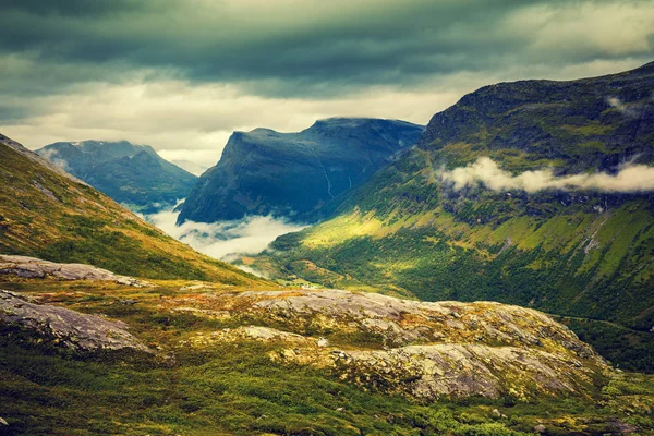 Mistige Herfst Berglandschap Met Dramatische Bewolkte Hemel Noorwegen — Stockfoto