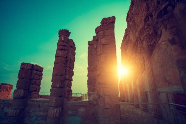 güzel gündoğumu masada kale içinde. judaean Çölü'nde Kral herod Sarayı kalıntıları.