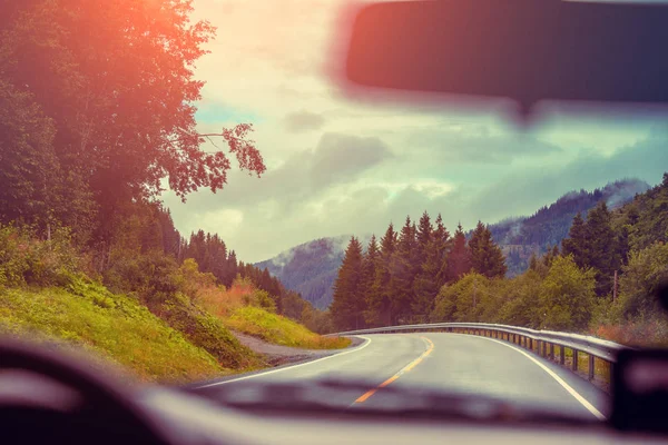 Vista Pára Brisas Conduzir Carro Estrada Montanha Natureza Noruega — Fotografia de Stock
