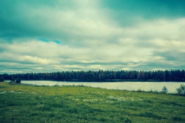 Güzel doğa Finlandiya. Göl kıyısı akşam