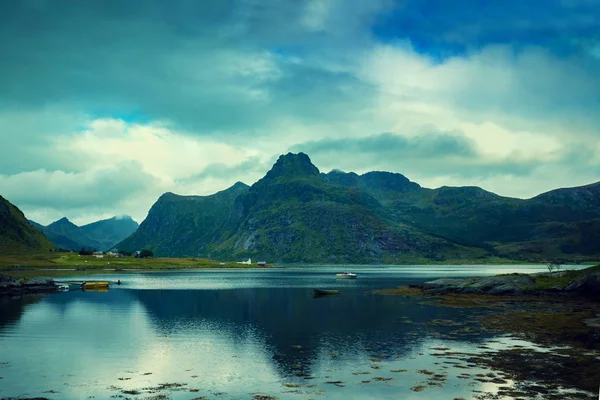 Piękna Przyroda Norwegii Lofoty Góry Krajobraz Fiord Odbicia Morze Dramatyczne — Zdjęcie stockowe