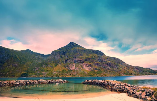 Прекрасная Природа Норвегия Лофотенские Острова Горный Пейзаж Фьорд Белым Песком — стоковое фото