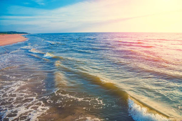 Brzeg Morza Bezludnej Plaży Morskiego Krajobrazu Błękitny Ocean Piękne Pochmurnego — Zdjęcie stockowe