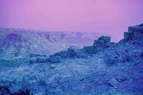 Прекрасный восход солнца над крепостью Масада. Руины дворца царя Ирода в Иудейской пустыне
.