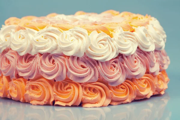 节日贝尔奥伯尔白色粉红色橙色奶油蛋糕 — 图库照片