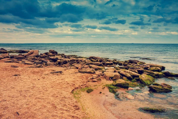 Costa Rocosa Del Mar Con Cielo Nublado Dramático — Foto de Stock