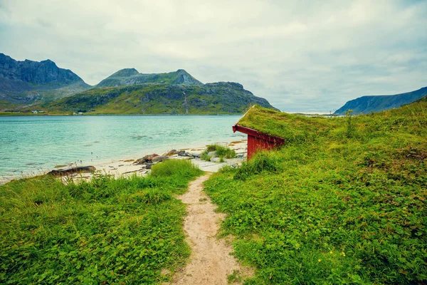雨の日のフィヨルド ビーチで釣り家の岩のビーチ ノルウェーの美しい自然 ロフォーテン諸島 — ストック写真