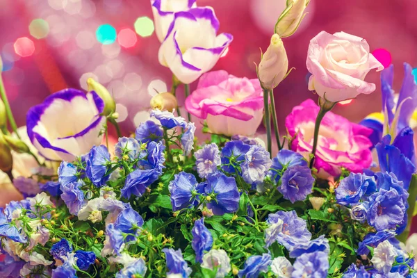 背景をぼかした写真に対して花の花束 ヴィンテージの色 — ストック写真