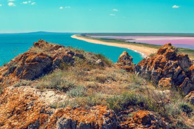 Panoramik pembe göl ve deniz. Dağdan, üstten görünüm görüntülemek