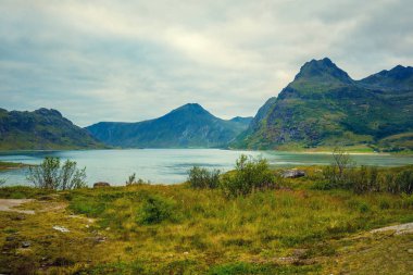 Dağ manzarası ile bulutlu gökyüzü. Güzel doğa Norveç. Lofoten Adaları. Bir fiyort görüntüleme.
