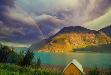 Denize dramatik gökyüzü günbatımı. Akşam güzel fiyort. Gökkuşağı bulutlu gökyüzü üzerinde