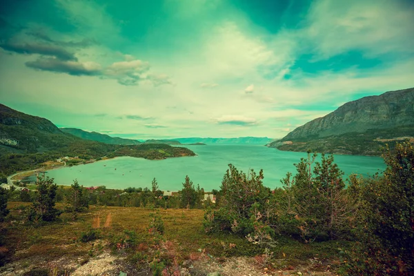 フィヨルドの眺め 岩が多い海岸 ノルウェーの美しい大自然 — ストック写真